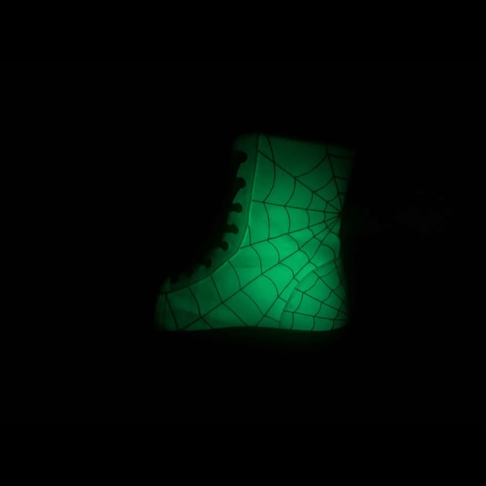 Spider Web Pattern Boots - Picture 4 of 5